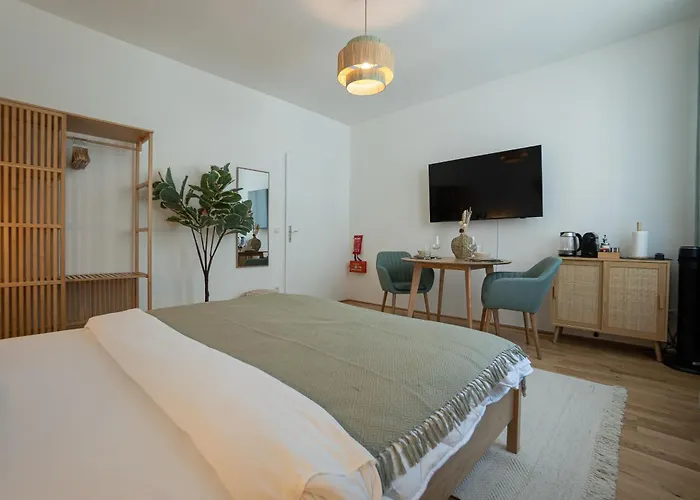 Bright Modern In Center With A Queen Bed *