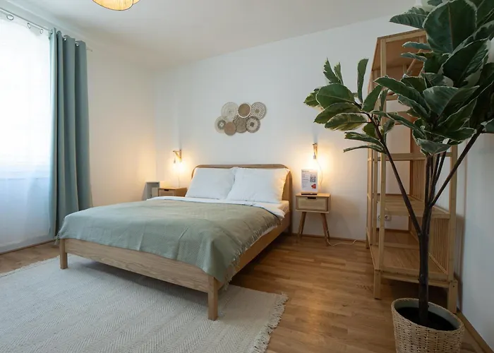 Bright Modern In Center With A Queen Bed *